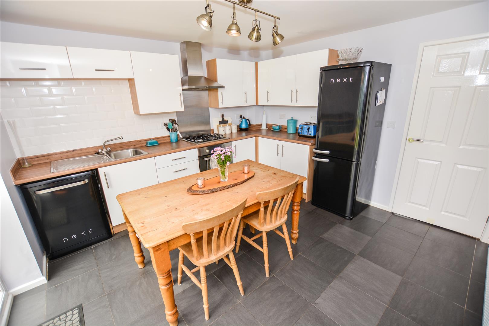MODERN FITTED KITCHEN / DINER